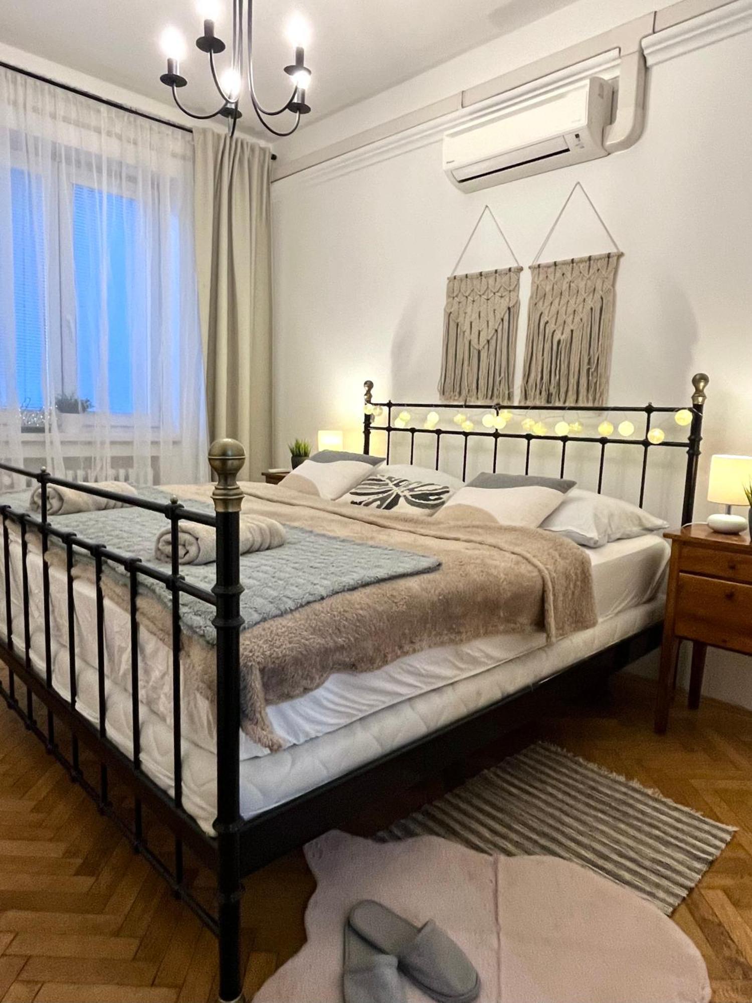Audrey Hepburn Apartment Old Town Air Conditioned Братислава Екстер'єр фото